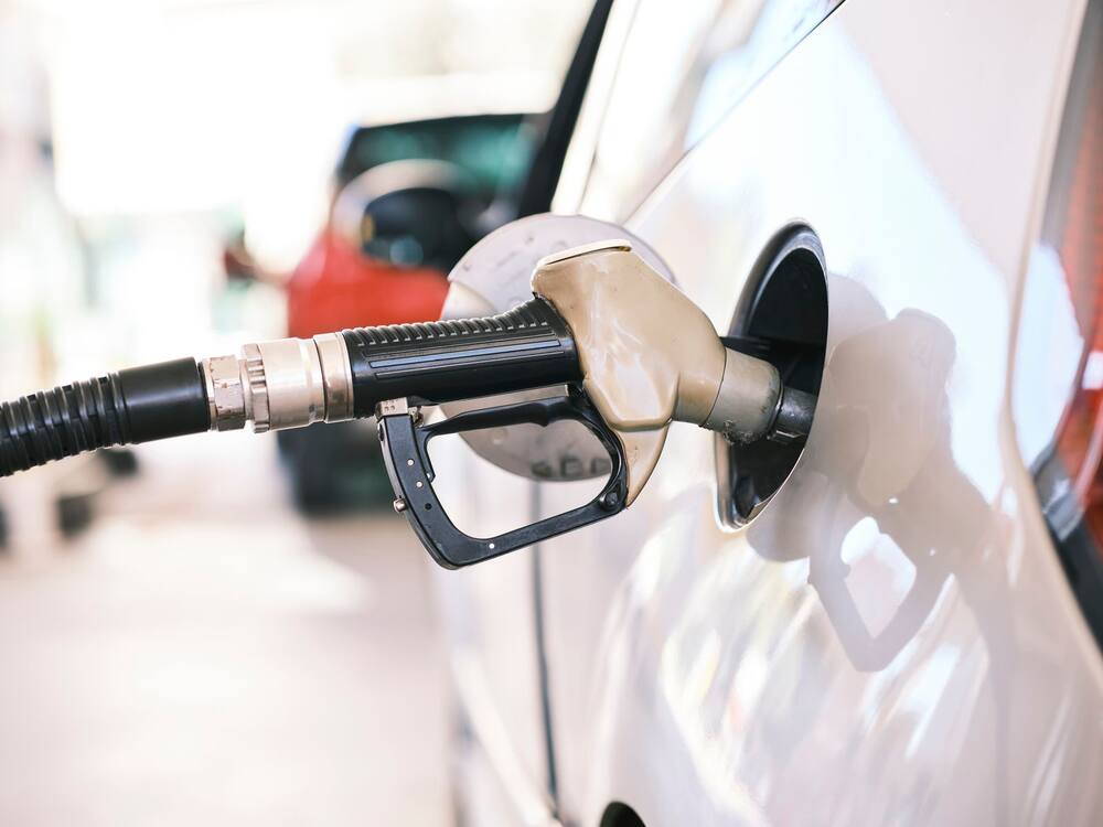 Pistolet de carburant engagé dans une trappe de réservoir